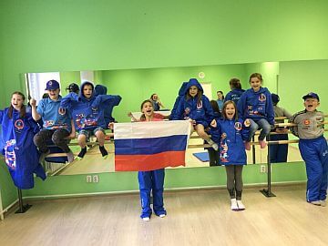 Ребята веселятся. лагерь на 14 дней