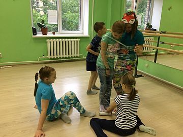 Ребята веселятся. Дневной детский Летний лагерь на Просвещения